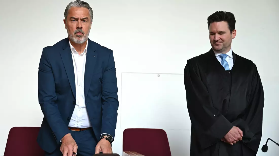 Kläger Matthias Timm neben seinem Anwalt Dennis Geissler zu Beginn der Bonner Verhandlung. - Bild: Wolf von Dewitz/dpa