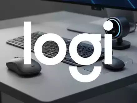 Eine stilvolle Logitech-Maus, Tastatur und Webcam auf einem modernen Schreibtisch, die neue Produktlinien andeuten. - Foto: über boerse-global.de