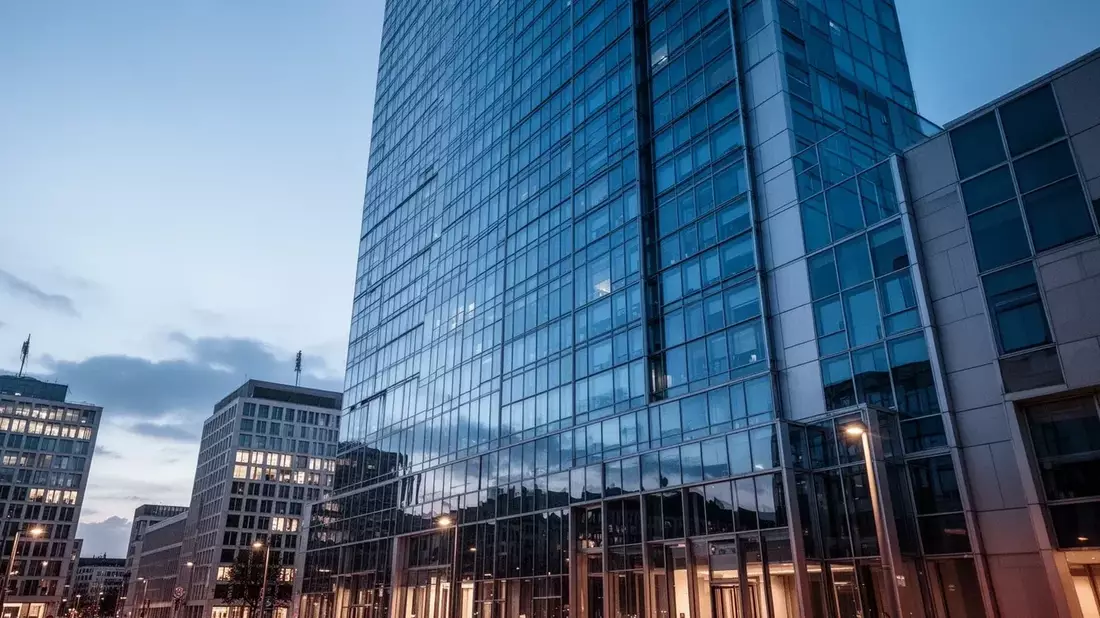 Munich Re Stock at 52-Week Low Despite Strong Earnings, Buyback, and Cyber Focus