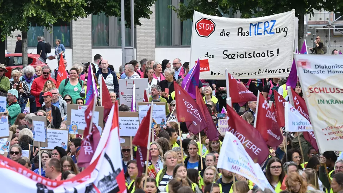 In Hannover protestierten mehrere Tausend Menschen gegen die Gesundheitsreform. - Bild: Julian Stratenschulte/dpa