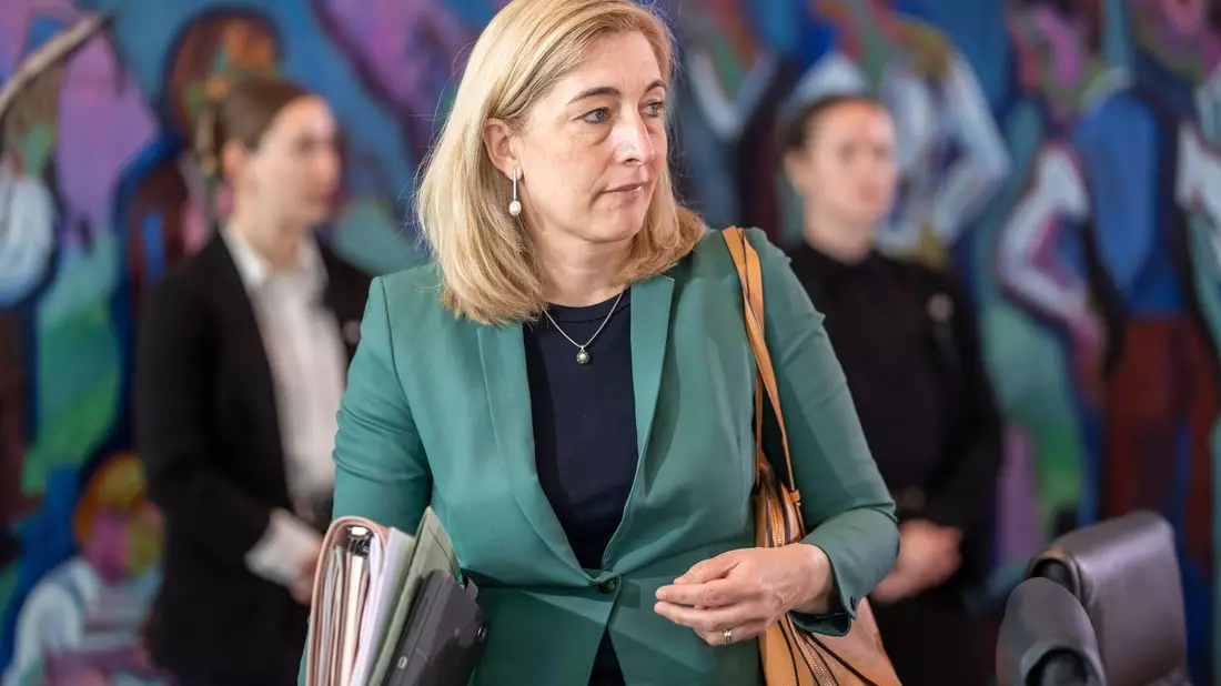Gesundheitsministerin Warken bringt ihr Sparpaket in Bundestag und Bundesrat. - Bild: Michael Kappeler/dpa