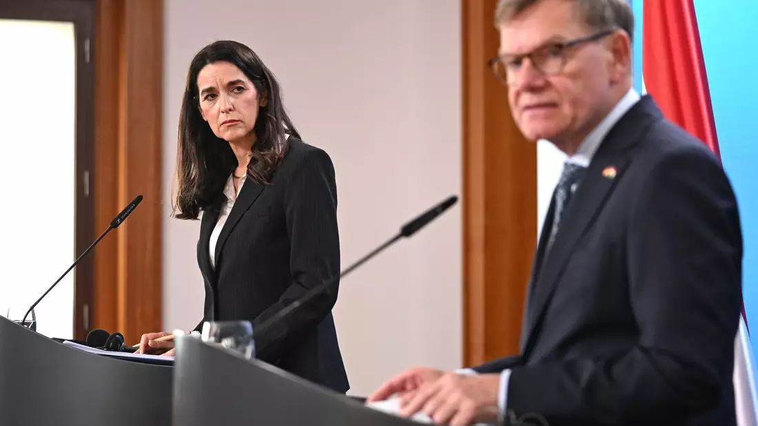 Außenminister Johann Wadephul (CDU) äußert sich bei einer Pressekonferenz mit seiner ungarischen Kollegin Anita Orbán auch zum Vorgehen Israels im Westjordanland und möglichen neuen Sanktionen. - Bild: Elisa Schu/dpa