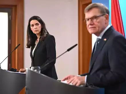 Außenminister Johann Wadephul (CDU) äußert sich bei einer Pressekonferenz mit seiner ungarischen Kollegin Anita Orbán auch zum Vorgehen Israels im Westjordanland und möglichen neuen Sanktionen. - Foto: Elisa Schu/dpa