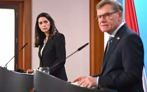 Außenminister Johann Wadephul (CDU) äußert sich bei einer Pressekonferenz mit seiner ungarischen Kollegin Anita Orbán auch zum Vorgehen Israels im Westjordanland und möglichen neuen Sanktionen. - Foto: Elisa Schu/dpa