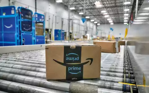 Die Verbraucherzentrale NRW hat den Online-Händler Amazon wegen einer Preiserhöhung im Sommer 2022 verklagt.  (Archivbild) - Foto: Richard Vogel/AP/dpa