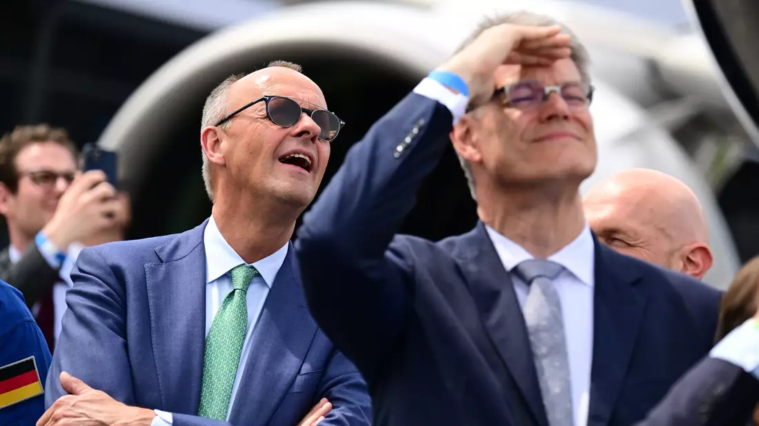 Kanzler Merz auf der ILA - Bild: Sebastian Gollnow/dpa