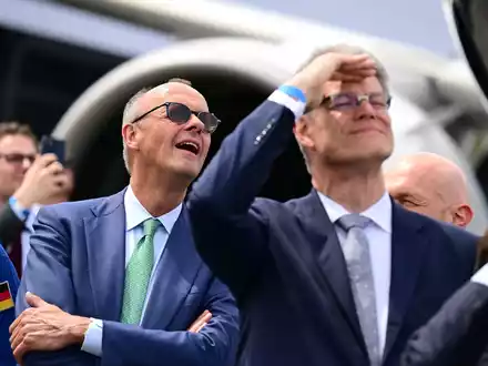 Kanzler Merz auf der ILA - Foto: Sebastian Gollnow/dpa