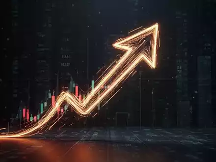 Ein stilisierter, leuchtender Pfeil zeigt steil nach oben, um einen starken Kursanstieg zu symbolisieren, vor dunklem Hintergrund. - Foto: über boerse-global.de