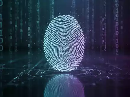 Eine stilisierte, leuchtende digitale Spur auf einer dunklen, reflektierenden Oberfläche, die digitale Beweismittel und Datenforensik symbolisiert. - Foto: über boerse-global.de