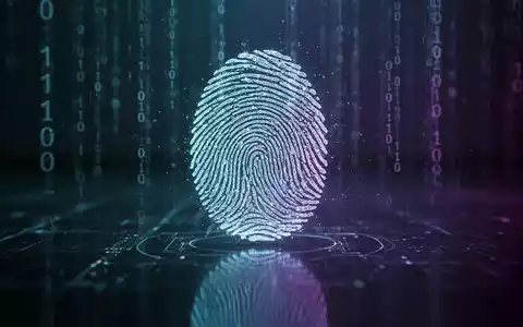 Eine stilisierte, leuchtende digitale Spur auf einer dunklen, reflektierenden Oberfläche, die digitale Beweismittel und Datenforensik symbolisiert. - Foto: über boerse-global.de