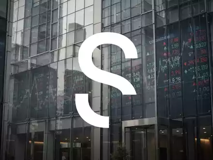 Eine ruhige Szene in einem modernen Finanzviertel mit subtilen Reflexionen eines Börsentickers auf einer Glasfassade. - Foto: über boerse-global.de