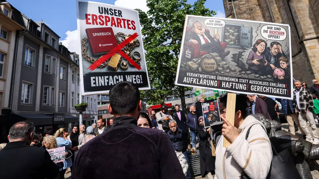 Die Rechtsstreitigkeiten zwischen Geschädigten und Sparkasse dürften sich lange hinziehen. (Archivbild)  - Bild: Christoph Reichwein/dpa