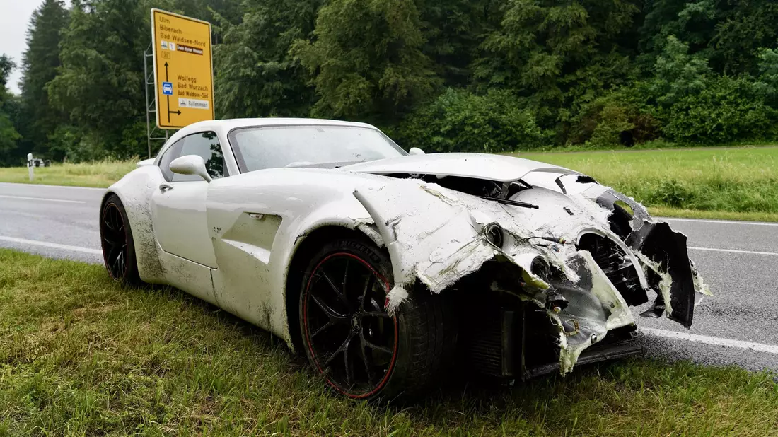 Teurer Unfall: Auf regennasser Straße prallt der Luxuswagen gegen die Leitplanke. - Bild: Braun/swd-medien/dpa