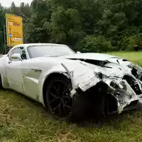 Teurer Unfall: Auf regennasser Straße prallt der Luxuswagen gegen die Leitplanke. - Foto: Braun/swd-medien/dpa