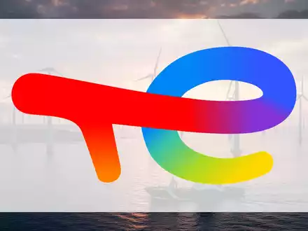 Offshore-Windpark bei Sonnenaufgang vor der französischen Küste mit modernen Windturbinen und einem Vermessungsschiff. - Foto: über boerse-global.de