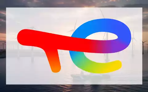 Offshore-Windpark bei Sonnenaufgang vor der französischen Küste mit modernen Windturbinen und einem Vermessungsschiff. - Foto: über boerse-global.de
