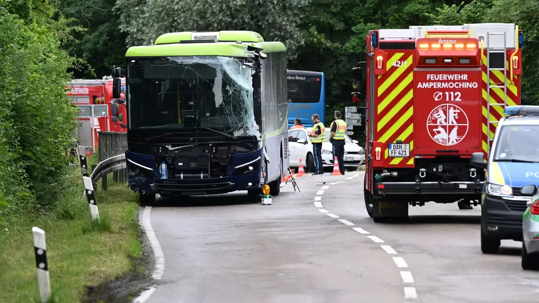 Mehr als 100 Rettungskräfte waren nach dem Unfall im Landkreis Dachau im Einsatz. - Bild: Sven Hoppe/dpa