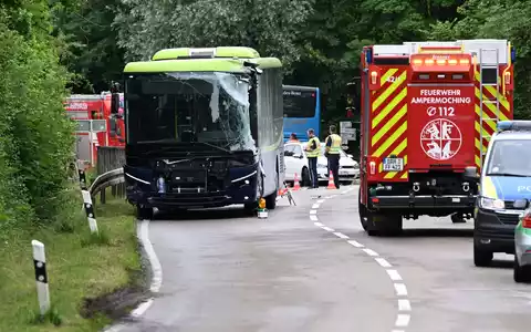 Mehr als 100 Rettungskräfte waren nach dem Unfall im Landkreis Dachau im Einsatz. - Foto: Sven Hoppe/dpa