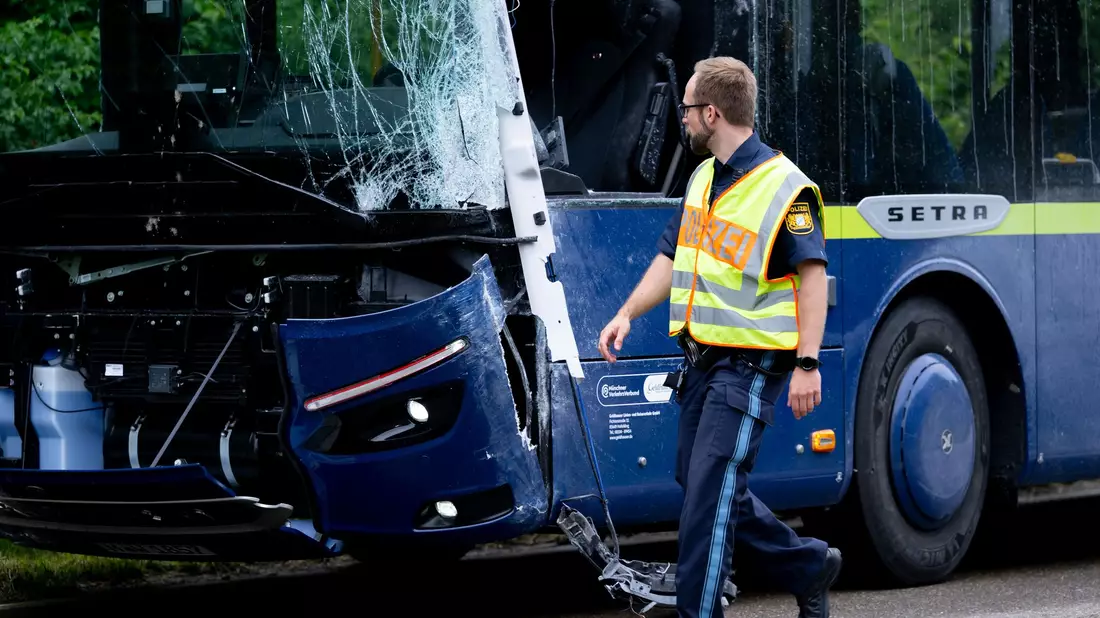 Der Reisebus wurde bei dem Unfall schwer beschädigt.  - Bild: Sven Hoppe/dpa