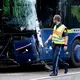 Der Reisebus wurde bei dem Unfall schwer beschädigt.  - Bild: Sven Hoppe/dpa