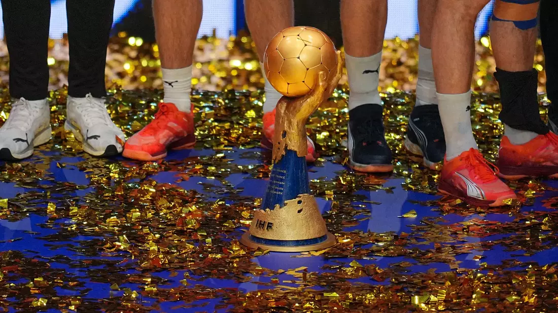 Um diesen WM-Pokal kämpft Deutschland beim Heim-Turnier im Januar 2027. (Archivbild)  - Bild: Soeren Stache/dpa