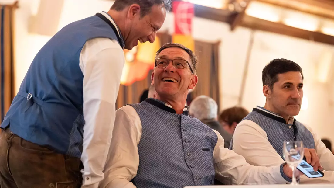 Hatte in Lederhose und Trachtenhemd gut lachen: Bundestrainer Alfred Gislason (Mitte). - Bild: Lukas Barth-Tuttas/dpa