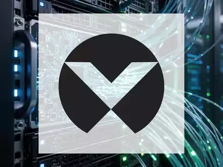 Futuristisches Server-Rack mit leuchtenden blauen und grünen Lichtern, das KI-Infrastruktur und Hochleistungsrechnen symbolisiert. - Foto: über boerse-global.de