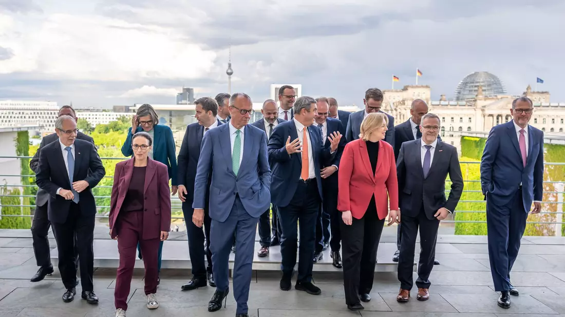 Finden Sozialpartner und Koalition einen Konsens? - Bild: Michael Kappeler/dpa