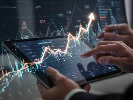 Finanzdiagramm mit aufsteigendem Trend, digitaler Benutzeroberfläche und Händen, die mit einem Tablet interagieren. - Foto: über boerse-global.de