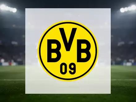Eine stilisierte Darstellung eines Euro-Symbols, das sich mit einem Fußball verbindet, vor einem unscharfen Stadionhintergrund. - Foto: über boerse-global.de