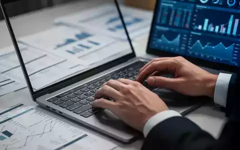 Nahaufnahme von Händen, die auf einer Laptoptastatur tippen, mit verschwommenen Dokumenten und Diagrammen im Hintergrund. - Foto: über boerse-global.de
