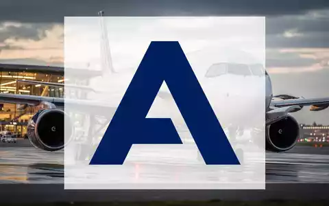 Ein modernes Airbus-Flugzeug auf einer Startbahn bei Sonnenaufgang, mit einem Flughafen-Terminal im Hintergrund. - Foto: über boerse-global.de