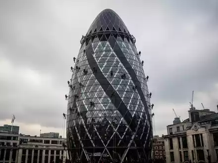 Aktivisten seilen sich vom Gherkin-Gebäude in London ab, ein dramatisches Bild eines Protests. - Foto: über boerse-global.de