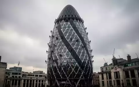 Aktivisten seilen sich vom Gherkin-Gebäude in London ab, ein dramatisches Bild eines Protests. - Foto: über boerse-global.de