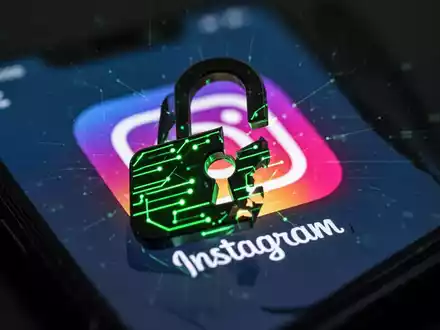 Ein stilisiertes, digitales Vorhängeschloss mit leuchtend grünen Linien, das auf einem unscharfen Smartphone-Bildschirm mit dem Instagram-Logo liegt. - Foto: über boerse-global.de