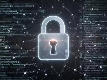 Ein stilisiertes, leuchtendes Vorhängeschloss-Symbol über einem unscharfen Hintergrund aus digitalen Datenströmen und Code. - Foto: über boerse-global.de