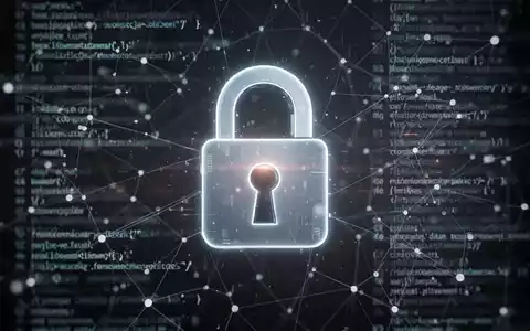 Ein stilisiertes, leuchtendes Vorhängeschloss-Symbol über einem unscharfen Hintergrund aus digitalen Datenströmen und Code. - Foto: über boerse-global.de