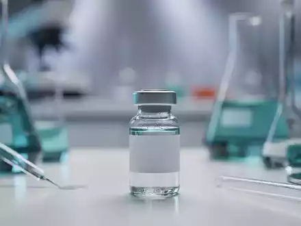 Ein Labor mit wissenschaftlichen Geräten und einem Reagenzglas, das ein neues pharmazeutisches Produkt repräsentiert. - Foto: über boerse-global.de