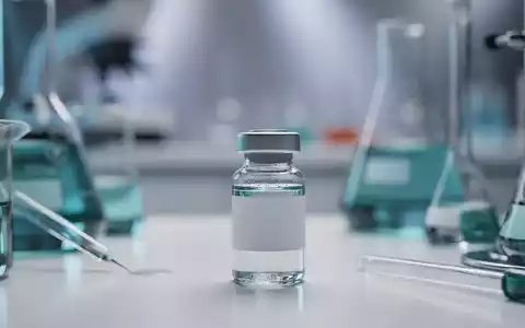Ein Labor mit wissenschaftlichen Geräten und einem Reagenzglas, das ein neues pharmazeutisches Produkt repräsentiert. - Foto: über boerse-global.de