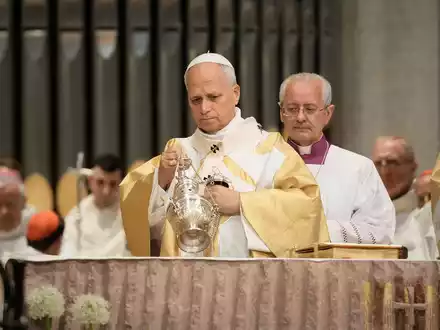 Der Papst bezeichnete die noch unvollendete Kirche als architektonisches Meisterwerk. - Foto: Bernat Armangue/AP/dpa