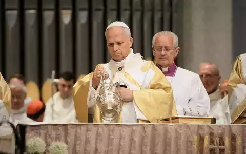 Der Papst bezeichnete die noch unvollendete Kirche als architektonisches Meisterwerk. - Foto: Bernat Armangue/AP/dpa