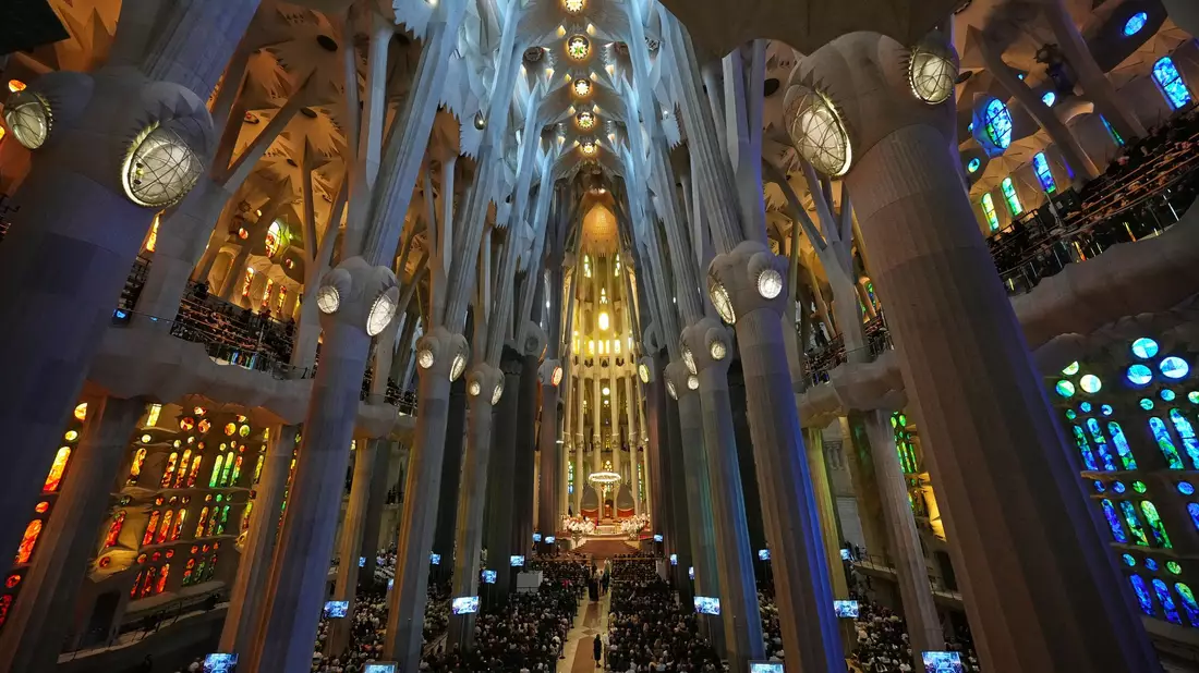 Der Innenraum der Sagrada Família ist riesig. Das Hauptschiff ist 45 Meter hoch und damit noch etwas höher als der Innenraum des Kölner Doms.  - Bild: Alessandra Tarantino/AP/dpa