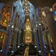 Der Innenraum der Sagrada Família ist riesig. Das Hauptschiff ist 45 Meter hoch und damit noch etwas höher als der Innenraum des Kölner Doms.  - Bild: Alessandra Tarantino/AP/dpa