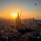 Im Gegenlicht der aufgehenden Sonne ist das Kreuz aus Deutschland auf der Spitze des höchsten Turms der Basilika Sagrada Família in Barcelona gut zu erkennen. (Archivbild) - Bild: Emilio Morenatti/AP/dpa