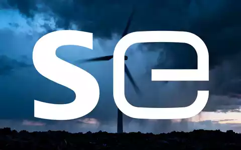 Eine Siemens Energy Windturbine vor einem dramatischen, stürmischen Himmel, die fallende Aktienkurse trotz Rekordaufträgen symbolisiert. - Foto: über boerse-global.de