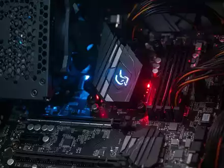 Internal view of a modern PC showing the power supply unit and motherboard with diagnostic lights, symbolizing technical issues after a power outage. - Foto: über boerse-global.de