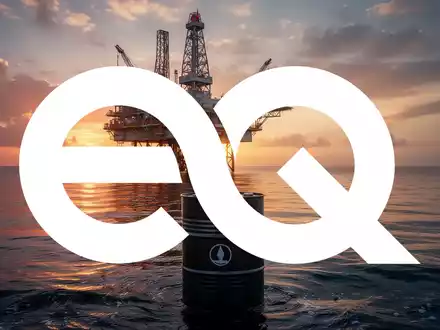 Offshore-Ölplattform bei Sonnenaufgang mit einem Ölfass im Vordergrund, das erhöhte Produktion symbolisiert. - Foto: über boerse-global.de