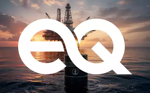 Offshore-Ölplattform bei Sonnenaufgang mit einem Ölfass im Vordergrund, das erhöhte Produktion symbolisiert. - Foto: über boerse-global.de