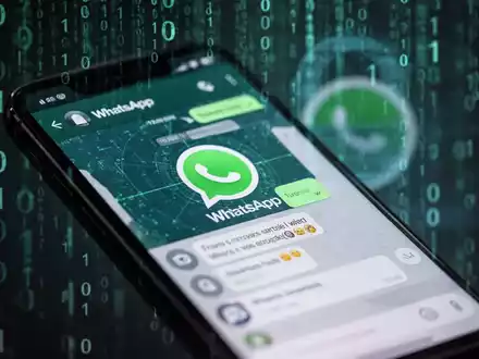 Ein Smartphone-Bildschirm zeigt eine sichere WhatsApp-Konversation, im Hintergrund verschwommene digitale Sicherheitselemente. - Foto: über boerse-global.de
