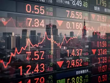 Japanischer Börsenticker zeigt rote, fallende Zahlen vor verschwommener Tokioter Skyline, Symbol für Marktrückgang. - Foto: über boerse-global.de